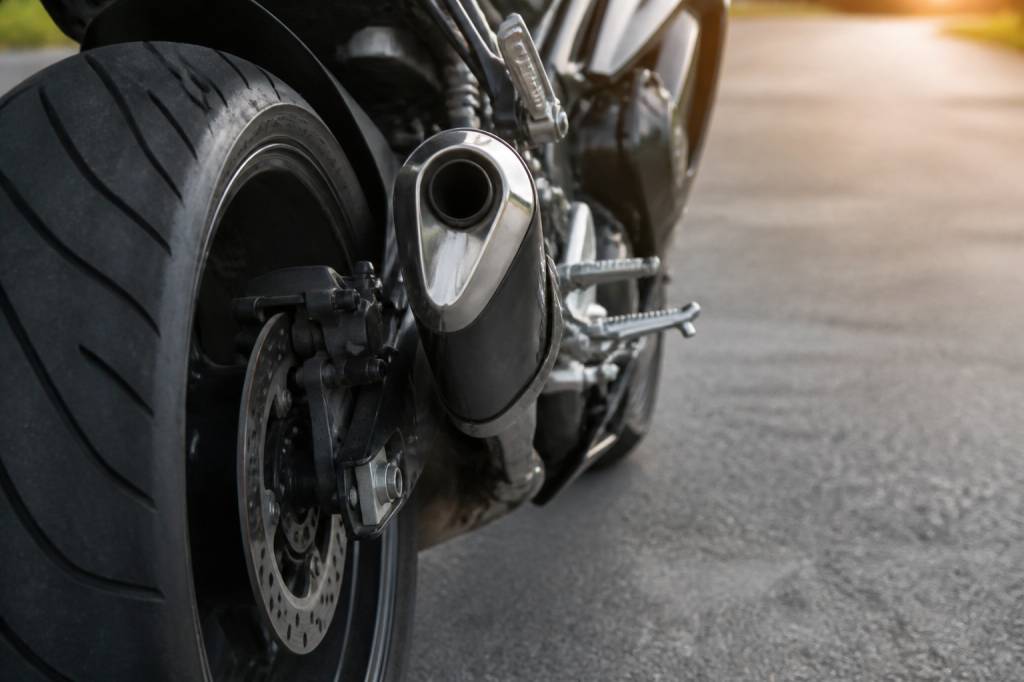 Decibels motos : réglementation, limites et solutions pour réduire le bruit